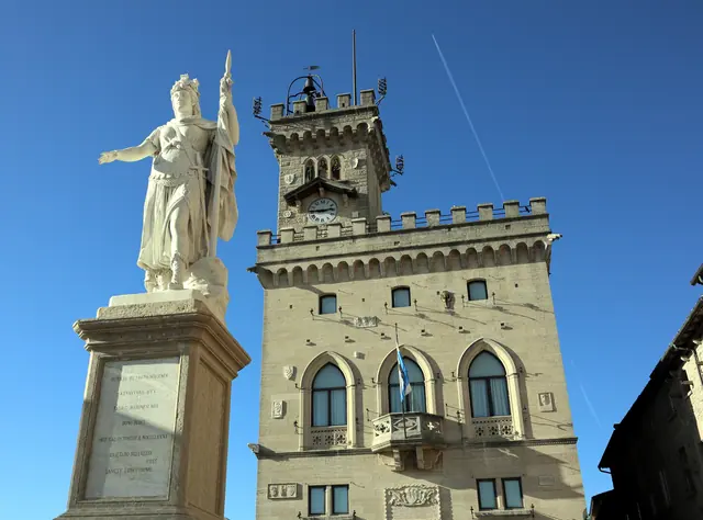 La statua della Libertà e il Palazzo Pubblico sotto un cielo blu