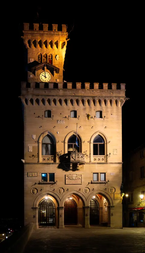 Il Palazzo Pubblico illuminato di notte