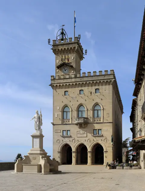 Il Palazzo Pubblico in Piazza della Libertà, con la statua e la fontana