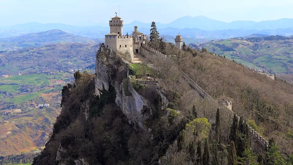 Le torri Cesta e Montale sulla cresta del Monte Titano, con le montagne sullo sfondo